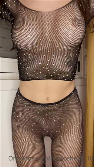 NoFaceFreak_18 Glitter Outfit Onlyfans