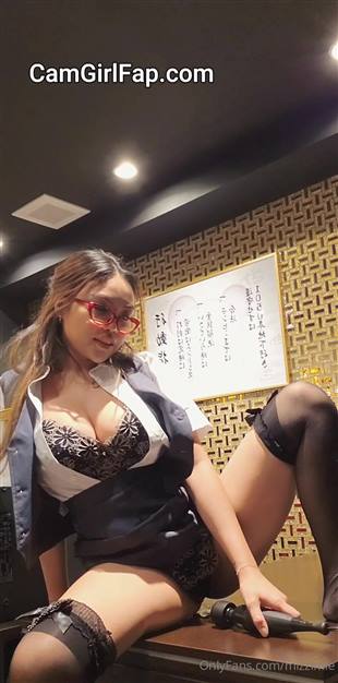 MizziMie Secretary Squirt on Desk Onlyfans