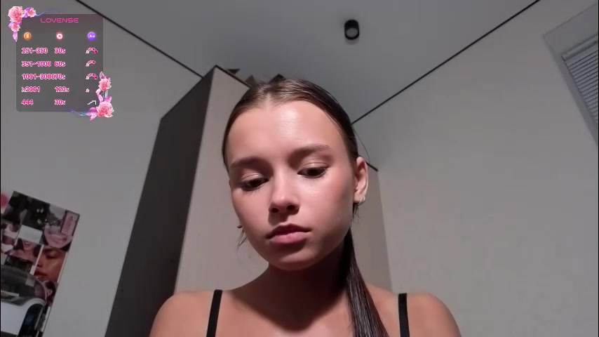 hoaarisa Teen Skirt Tease Chaturbate